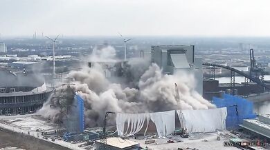 V Německu odstřelili uhelnou elektrárnu za 75 miliard Kč: Demolice se nepovedla podle plánu