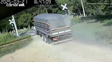 Srážka vlaku s dělníky a nákladním vozidlem