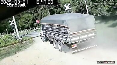 Srážka vlaku s dělníky a nákladním vozidlem