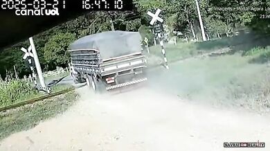 Srážka vlaku s dělníky a nákladním vozidlem