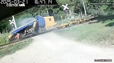 Srážka vlaku s dělníky a nákladním vozidlem