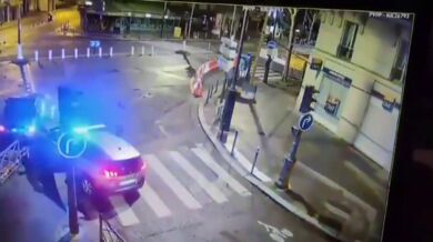 Honička v Paříži skončila hromadnou nehodou