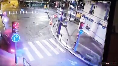 Honička v Paříži skončila hromadnou nehodou