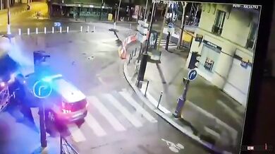 Honička v Paříži skončila hromadnou nehodou