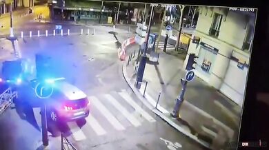 Honička v Paříži skončila hromadnou nehodou