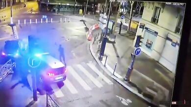 Honička v Paříži skončila hromadnou nehodou