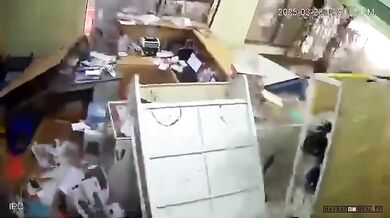 Záběr z obchodu z nedávného zemětřesení