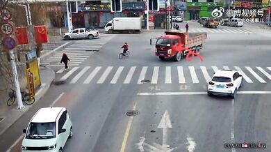 Cyklista dostal tvrdou ránu zezadu