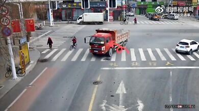 Cyklista dostal tvrdou ránu zezadu