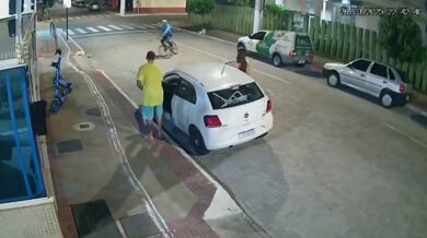 Zpackaná loupež: Vet přemohl lupiče s falešnou zbraní