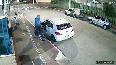 Zpackaná loupež: Vet přemohl lupiče s falešnou zbraní