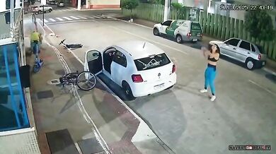 Zpackaná loupež: Vet přemohl lupiče s falešnou zbraní