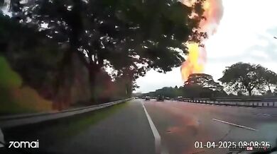 Výbuch plynovodu způsobil mohutný požár v Malajsii