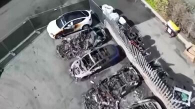 Požár u prodejny Tesly u Říma zničil 17 aut