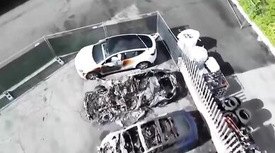 Požár u prodejny Tesly u Říma zničil 17 aut