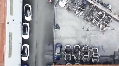 Požár u prodejny Tesly u Říma zničil 17 aut