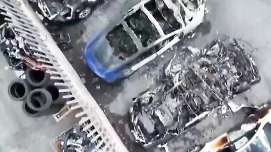 Požár u prodejny Tesly u Říma zničil 17 aut