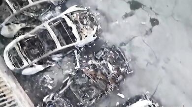 Požár u prodejny Tesly u Říma zničil 17 aut