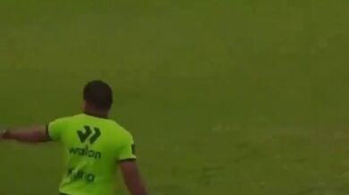 Rozhodčí v Peru kopl trenéra do obličeje během chaotického závěru zápasu