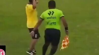 Rozhodčí v Peru kopl trenéra do obličeje během chaotického závěru zápasu