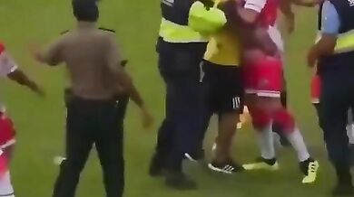 Rozhodčí v Peru kopl trenéra do obličeje během chaotického závěru zápasu