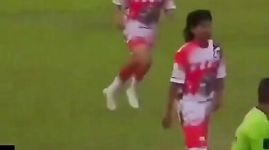 Rozhodčí v Peru kopl trenéra do obličeje během chaotického závěru zápasu