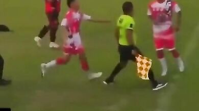 Rozhodčí v Peru kopl trenéra do obličeje během chaotického závěru zápasu