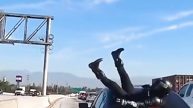 Nehoda skončila motorkářem sedícího na střeše auta