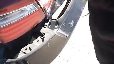 Nehoda skončila motorkářem sedícího na střeše auta