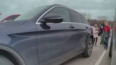 Žena natočena při vandalizování Tesly před svými dětmi