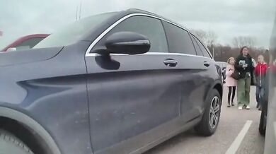 Žena natočena při vandalizování Tesly před svými dětmi