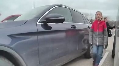 Žena natočena při vandalizování Tesly před svými dětmi
