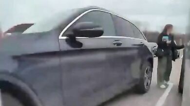 Žena natočena při vandalizování Tesly před svými dětmi