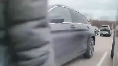 Žena natočena při vandalizování Tesly před svými dětmi