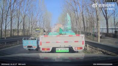 Kuriózní nehoda na zacpané silnici v Číně