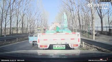 Kuriózní nehoda na zacpané silnici v Číně