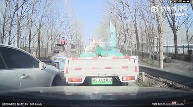 Kuriózní nehoda na zacpané silnici v Číně