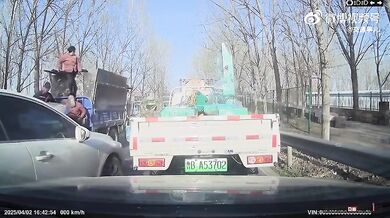 Kuriózní nehoda na zacpané silnici v Číně