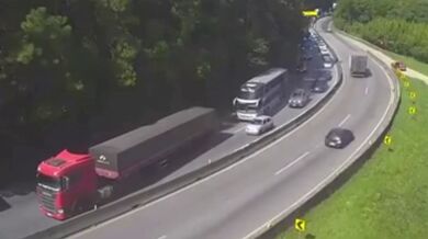 Tragédie na dálnici v Brazílii: převrácená cisterna s ethanolem zapálila 25 vozidel