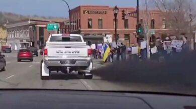 Trochu černého kouře na dav protestujících