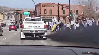 Trochu černého kouře na dav protestujících