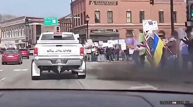 Trochu černého kouře na dav protestujících