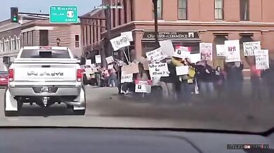 Trochu černého kouře na dav protestujících