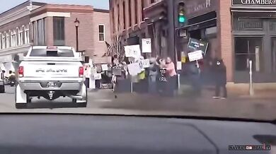 Trochu černého kouře na dav protestujících