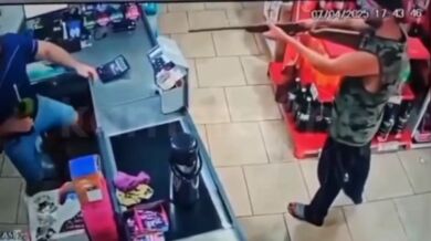 Prodavač se postavil muži se zbraní