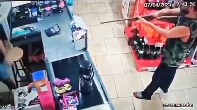 Prodavač se postavil muži se zbraní