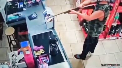 Prodavač se postavil muži se zbraní