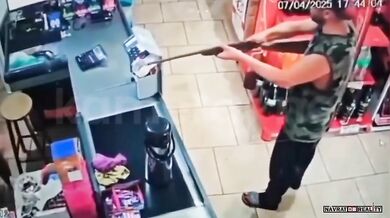 Prodavač se postavil muži se zbraní