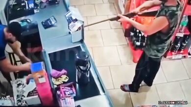 Prodavač se postavil muži se zbraní