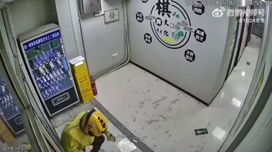 Kurýr se rozhodl doručit jídlo včas a za každou cenu